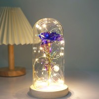 Cadeau romantique avec lumière LED en forme de rose, fleur lumineuse dans un dôme en verre avec base en bois, parfait pour la Saint-Valentin, Noël, un anniversaire
