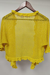 Suéter informal de punto amarillo brillante para mujer con detalle ahuecado y logotipo frontal - Product Image 2