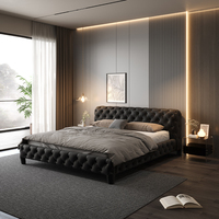 Cadre de lit minimaliste en cuir nubuck gris clair, design Chesterfield capitonné en losanges avec tête de lit haute