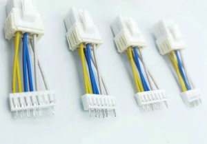 Faisceau de câbles multicolores personnalisé avec connecteur en plastique blanc à verrouillage et bornes à sertir apparentes pour le câblage du module de commande - Product Image 3