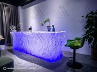 Comptoir de bar lumineux LED personnalisé, résine translucide, texture de glace, table de DJ scintillante, réception d'hôtel de luxe, design de bureau