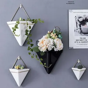 Toptan ucuz özelleştirilebilir kreş küçük üçgen asılı yüzen duvara monte dekoratif çiçek saksısı ve ekiciler