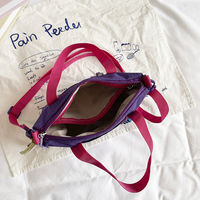 Sac bandoulière décontracté en nylon color block pour femme, grande capacité, avec pendentif et bandoulière large détachable, idéal pour les trajets quotidiens