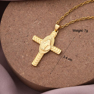 Nuova Collana con Pendente a Croce di Gesù in Acciaio Inossidabile Placcato Oro con Micro Pavé di Zirconi Cubici, Stile Religioso Cristiano Cattolico - Product Image 5
