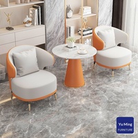 Ensemble canapé et table basse carrés en cuir PU, style luxe léger et contemporain, pour réception d'hôtel et centre d'exposition