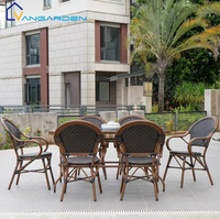 Ensemble table et chaises d'extérieur en rotin empilables, style moderne et minimaliste, confortable, pour comptoir, cour et événements, usage commercial, personnalisable en gros