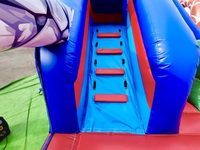 Château gonflable Super Héros Avengers pour location événementielle extérieure, commercial, écologique, résistant aux UV et imperméable, idéal pour parcs et aires de jeux.