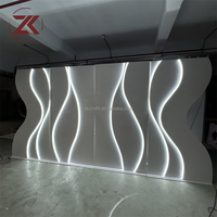 ZKAI Panneau de fond de scène de mariage incurvé de luxe, éclairé par LED, en forme de vague, en PVC acrylique blanc, avec support pour décoration