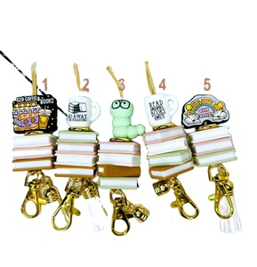 Porte-clés papillon fait main personnalisable, pendentif mignon en silicone et acrylique, accessoire de sac perlé fait main - Product Image 1