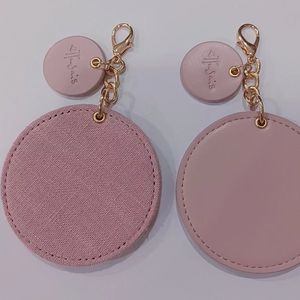 Espejo de maquillaje redondo portátil de cuero PU, plegable y compacto con llavero para mujeres, para viajes. - Product Image 3