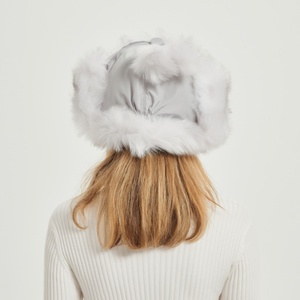 Chapeau en fausse fourrure blanche pour femme, chaleur hivernale, chapeau à pompon en fourrure de renard avec oreilles rabattables, couvre-chef d'extérieur - Product Image 3