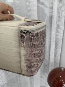 Elegant Crocodile Skin Cosmetic <b>Case</b> Large capacity Zipper Closure Portable <b>Makeup</b> Bag with Soft Handle - Product Image 6