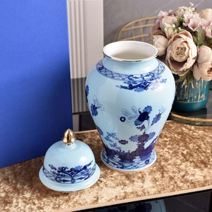 Vase en céramique de style chinois traditionnel avec motif floral intemporel, pot décoratif de style temple pour la maison, le salon ou l'entrée. - Product Image 3
