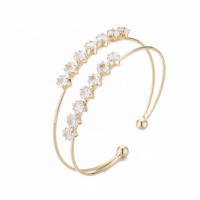 Bracelet manchette ajustable double couche doré avec incrustation de pierre précieuse bleue taille princesse et pointe sphérique, accessoire de mode féminin
