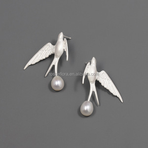 Orecchini Pendenti Rosaeflora "Among the Clouds" con Rondini in Volo, Argento Sterling 925 Autentico e Perle d'Acqua Dolce, Gioielli Raffinati - Product Image 5