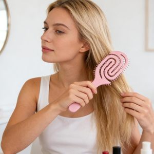 Brosse démêlante Flexi-Control Vent avec poils en nylon et manche en plastique noir/argent métallisé, grande taille - Product Image 2