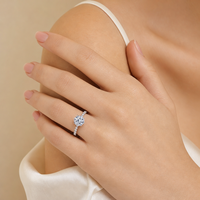 Bague de fiançailles en moissanite pour femme, en argent sterling 925, avec pierre ronde brillante de 2 carats (8 mm) et quatre griffes, avec bande latérale