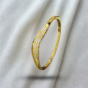 กำไลข้อมือดีไซน์เนอร์เคลือบทอง ลายฉลุดอกไม้ เครื่องประดับน้ำหนักเบา สวยสง่า สำหรับผู้หญิง สวมใส่ได้ทั้งแบบดั้งเดิมและทันสมัย - Product Image 1