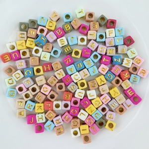ลูกปัดตัวอักษรสีทองขนาด 6x6 มม. ลูกบาศก์หลากสีอะคริลิคสำหรับทำสร้อยข้อมือ สร้อยคอ เครื่องประดับ ขายส่งจำนวนมาก - Product Image 5