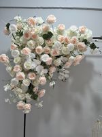Proposition d'arrangement floral de fond rose pour l'engagement pour la décoration de scène de Noël et de remise des diplômes