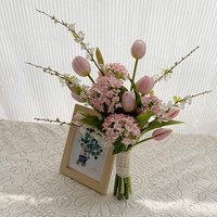 Bunga Tulip Buatan Tangan Lembut Realistis Gaya Korea, Nuansa Segar Pink, untuk Foto Pernikahan, Pengantin Memegang