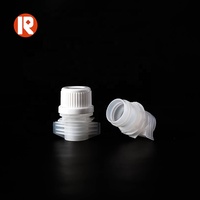 Couvercle en plastique mat avec bec verseur pour une présentation accrocheuse des sachets de jus