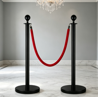 Poteau de guidage VIP noir avec corde en velours rouge pour événements et expositions