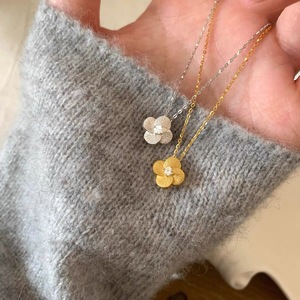 Collar con Colgante de Flor de Cuatro Hojas Brillante en Oro y Plata con Circonitas, Cadena de Bambú Elegante y Moderna para Mujer - Product Image 4
