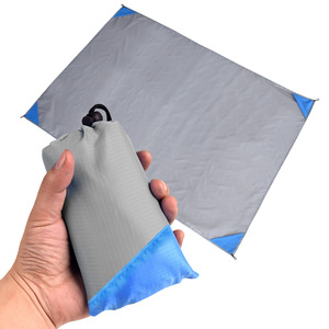 Praktische faltbare Picknickmatte, wasserdicht, feuchtigkeitsbeständig, für Outdoor-Camping, Strand, Rasen, kariertes Polyestertuch für Männer und Frauen - Product Image 2