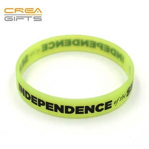 Venta caliente barato diseño personalizado banda de caucho de silicona Debossed tinta lleno de pulsera para deportes - Product Image 4