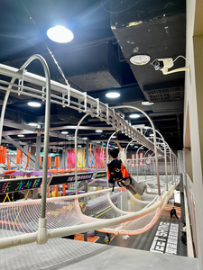 Complexe de divertissement intérieur commercial de style Hip-Hop, avec trampoline intégré, parcours Ninja et système de parc à thème, personnalisable - Product Image 1