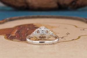 Elegante Anillo de Diamantes con Piedra Lateral en Forma de Flor Ovalada, Joyería Hecha a Mano, Diamantes Brillantes, Diseño Atemporal, Perfecto para Fiestas - Product Image 4