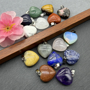 La tienda callejera Chul ofrece colgantes de cuarzo rosa natural en forma de corazón, collares con forma de corazón y accesorios para hombres y mujeres. - Product Image 1