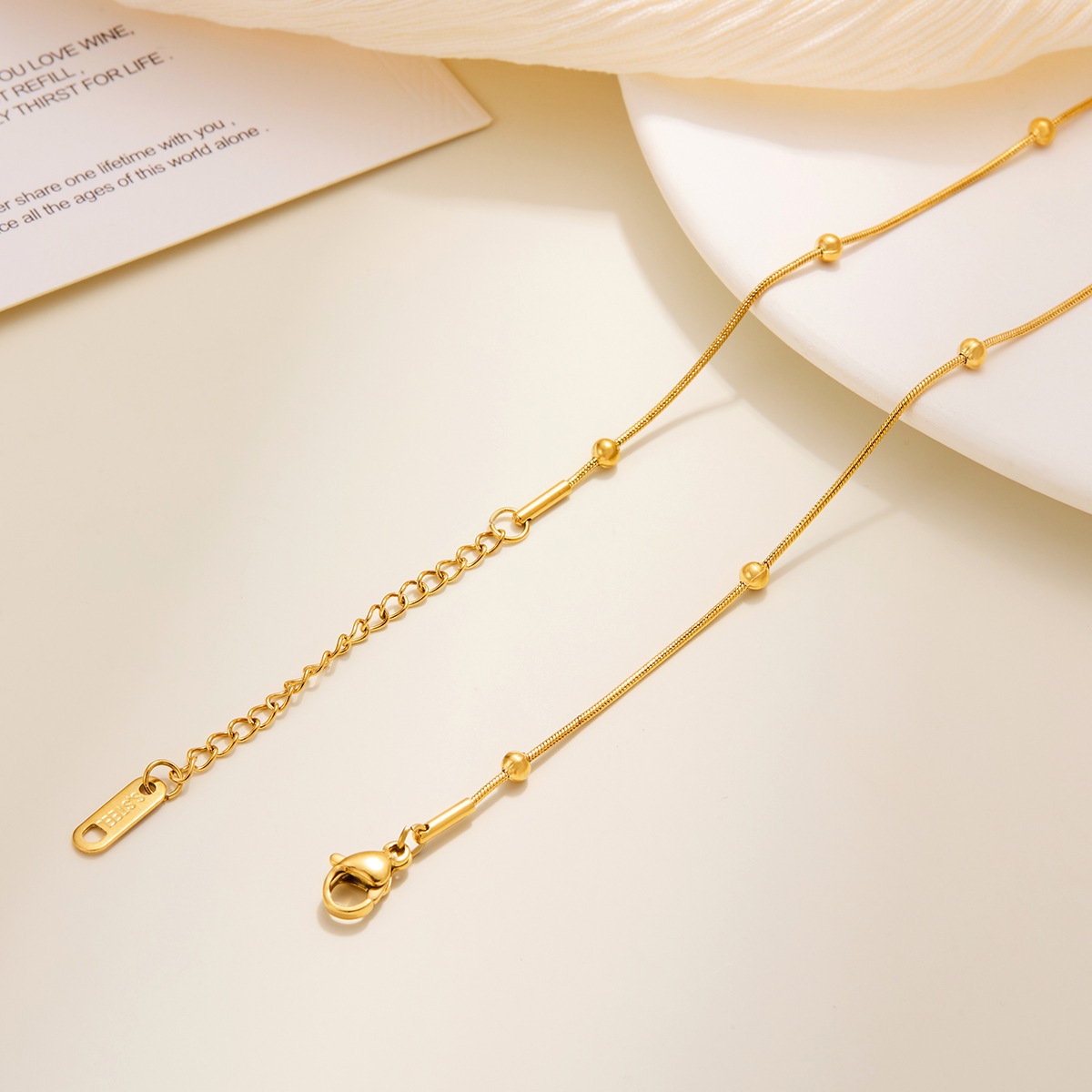 Bracciale rotondo con perline di serpente in oro