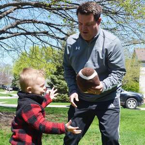 หมอนอิงรูปฟุตบอลนุ่มนิ่ม CatchStar ผลิตจากผ้าฝ้าย 100% เหมาะสำหรับเด็กอายุ 8-12 ปี ตกแต่งห้องกีฬา ของขวัญสำหรับเด็กผู้ชาย - Product Image 6