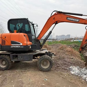 Excavatrice sur roues Doosan DX60W-9C, équipement de construction orange avec godet de terrassement, poids opérationnel de 6 tonnes - Product Image 1