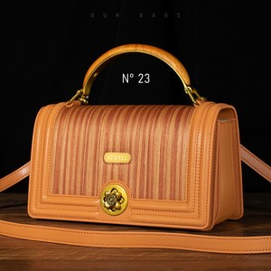 Bolsos <span class=keywords><strong>de</strong></span> diseñador <span class=keywords><strong>de</strong></span> mujer <span class=keywords><strong>de</strong></span> piel auténtica hechos a mano personalizados al <span class=keywords><strong>por</strong></span> <span class=keywords><strong>mayor</strong></span> con cierre giratorio <span class=keywords><strong>de</strong></span> corcho <span class=keywords><strong>de</strong></span> cerezo mango <span class=keywords><strong>de</strong></span> <span class=keywords><strong>madera</strong></span> maciza - Product Image 1