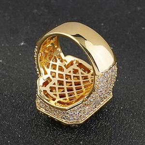 แหวนฮิปฮอปคุณภาพสูง งานแฮนด์เมด ประดับเพชรคิวบิกเซอร์โคเนียสีแดง รูปทรงอัญมณี ชุบทองเหลือง สำหรับผู้ชาย - Product Image 3