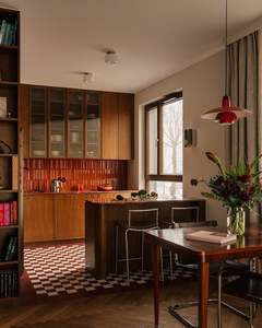 Meubles de cuisine vintage personnalisés VERMONHOUZZ en bois rouge-brun avec îlot incurvé et crédence en carreaux de verre ambré pour <span class=keywords><strong>location</strong></span> - Product Image 1