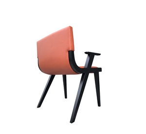 Chaise de salle à manger rembourrée de style moderne du milieu du siècle, écologique et durable, avec pieds en bois noir et dossier en cuir PU orange, pour usage hôtelier - Product Image 1