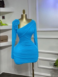 Robe mini moulante asymétrique à une épaule pour femme avec applique rose 3D, manches longues froncées, pour soirée, tendance - Product Image 6