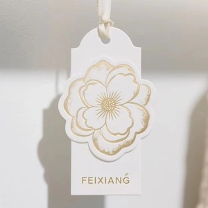 Etiquetas de Lujo <span class=keywords><strong>con</strong></span> Recortes Florales <span class=keywords><strong>para</strong></span> <span class=keywords><strong>Ropa</strong></span>, Logotipo Personalizado, Estampado en Caliente Dorado, Etiquetas de Papel en Relieve <span class=keywords><strong>para</strong></span> <span class=keywords><strong>Ropa</strong></span> Elegante de Mujer - Product Image 4