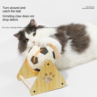 Griffoir pour chat en bois durable, motif empreinte de patte, forme triangulaire, avec jouet à griffer en forme de boule, pour aiguiser les griffes, à remonter manuellement, pour animaux de compagnie