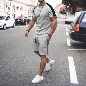 Ensemble de survêtement d'entraînement deux pièces pour hommes grande taille été Logo personnalisé Écologique Respirant Manches courtes Shorts pour musculation - Product Image 4