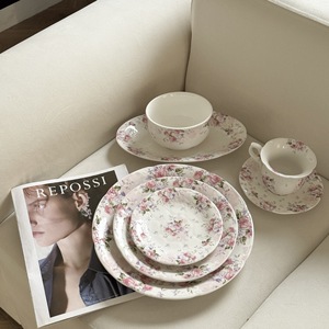 Ensemble d'assiettes à dîner en porcelaine imprimée de fleurs roses européennes avec tasse et assiette vintage en relief <span class=keywords><strong>Vaisselle</strong></span> pour mariage - Product Image 2