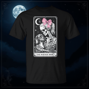 Camiseta con diseño de esqueleto de Dachshund, tarot, lazo coqueto y la frase 'Weenie Dog Mom' - Product Image 3