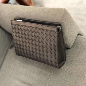 Pochette de luxe tissée à la main en intrecciato pour homme, en cuir de veau souple, avec dragonne, sac à main enveloppe, organisateur professionnel et portefeuille - Product Image 1