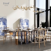 Table à manger de style moderne: dessus de table en verre avec base en porcelaine bleu et blanc et accents dorés, une pièce maîtresse artistique
