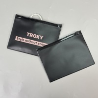 Sacs à fermeture éclair en PVC noir personnalisés avec logo imprimé en gros, pochettes d'emballage réutilisables pour bijoux et accessoires, pochettes étanches à fermeture éclair
