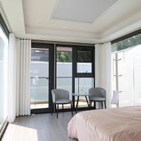 Pods de glamping de luxe avec fenêtre en verre et intérieur de cabane haut de gamme pour l'hébergement en capsule dans les complexes hôteliers de plage